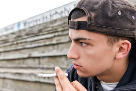 Teen posiert outdoor und raucht Teen posiert outdoor und raucht